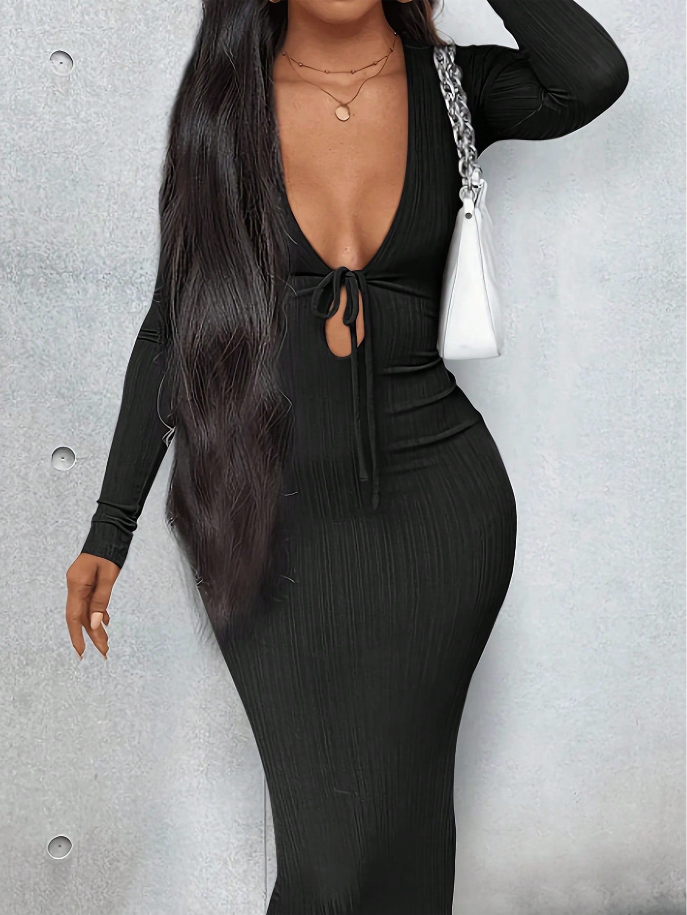 Robe moulante longue poitrine ouverte manche longue