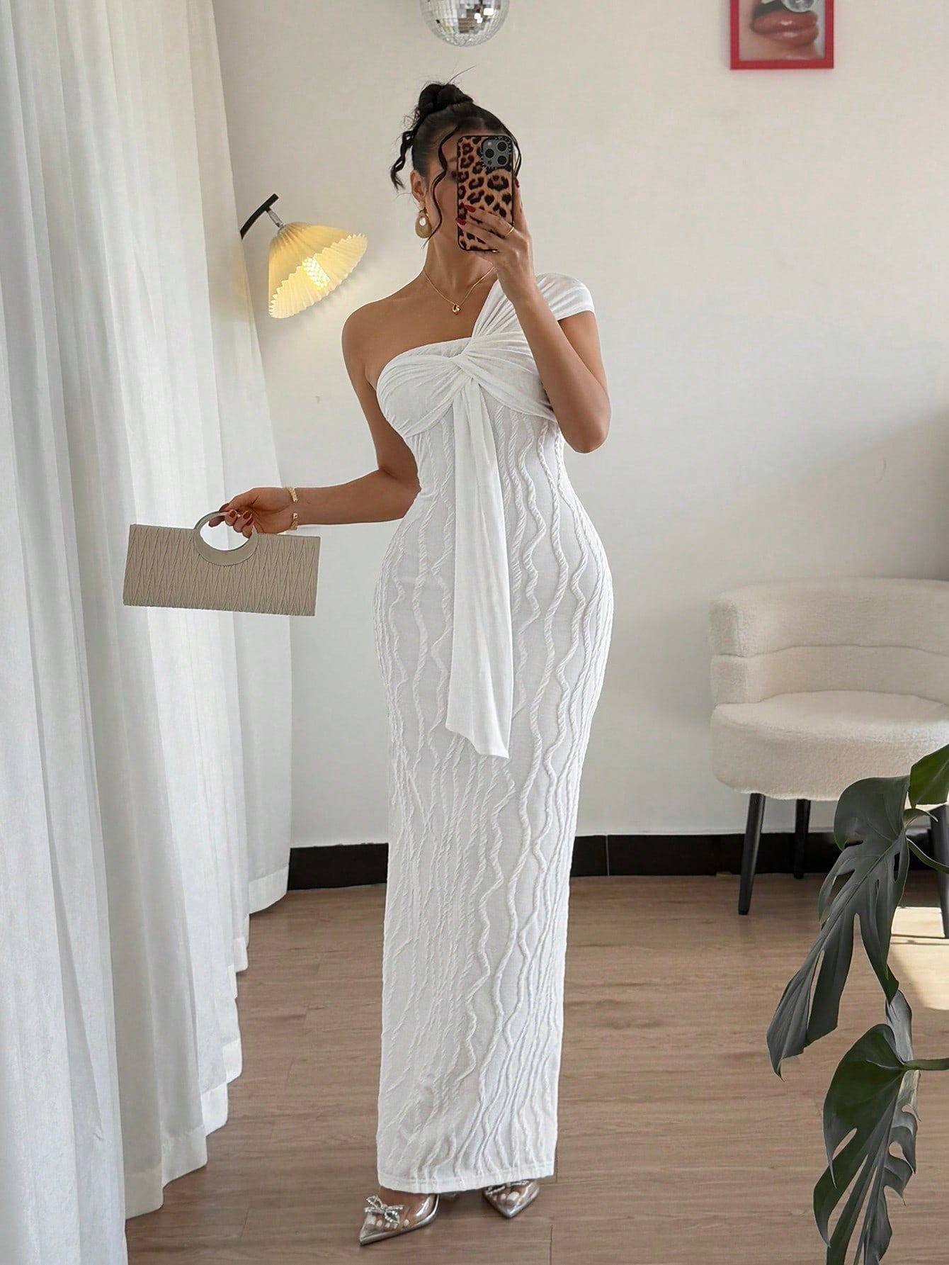 Robe longue blanche une manche asymétrique