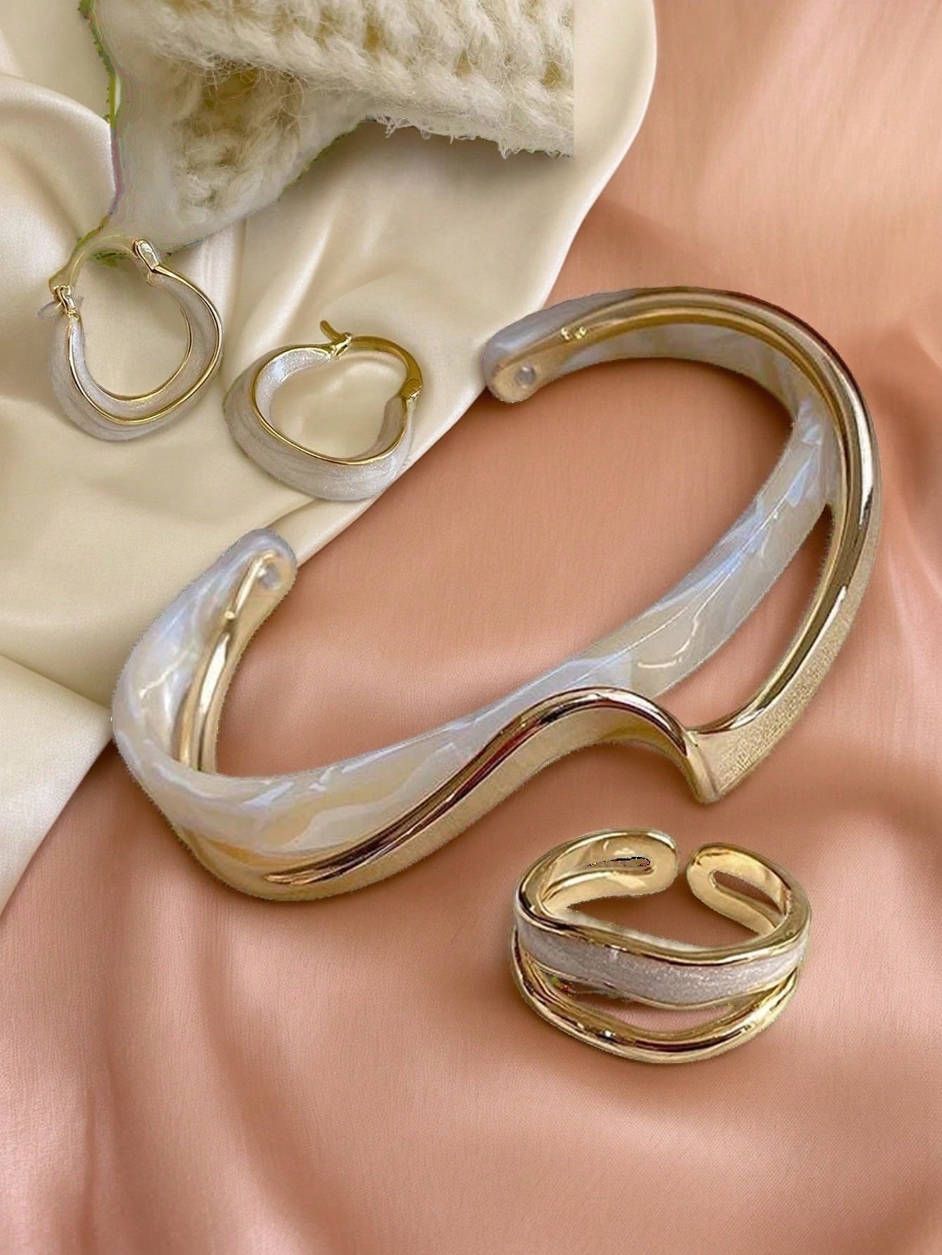 Ensemble de bijoux asymétrique bague, boucles et bracelet